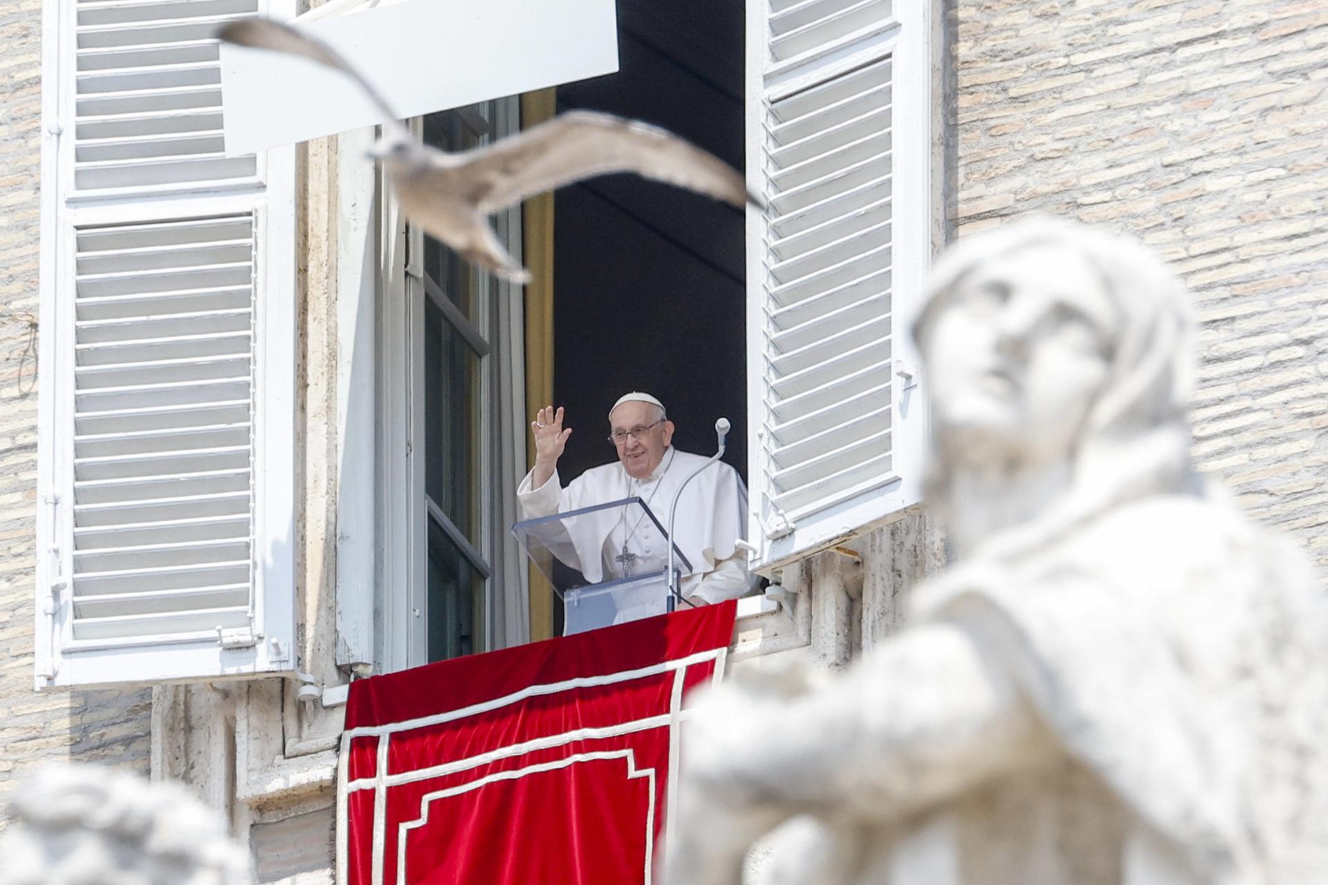 Papa Francisco reaparece ante fieles tras su operación y agradece “de corazón” el afecto Papa Francisco reaparece ante fieles tras su operación y agradece “de corazón” el afecto