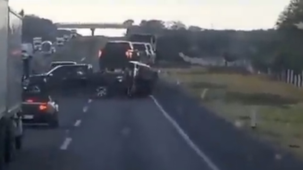 #Video Así opera la delincuencia en autopistas para robar autos de lujo #Video Así opera la delincuencia en autopistas para robar autos de lujo