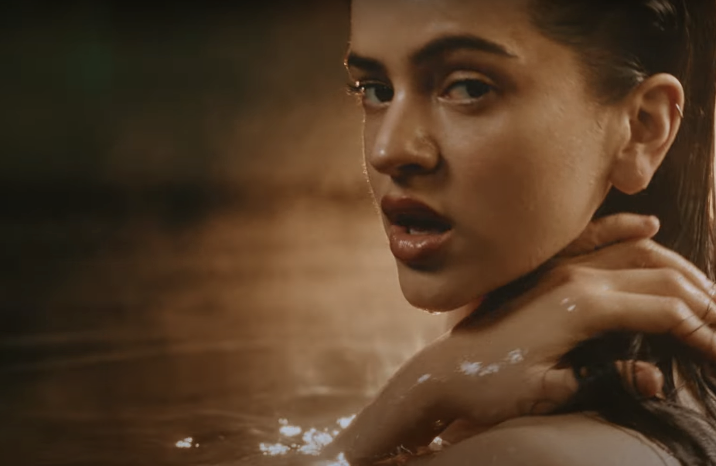 Rosalía lanza su nuevo sencillo ‘Tuya’ Rosalía lanza su nuevo sencillo ‘Tuya’