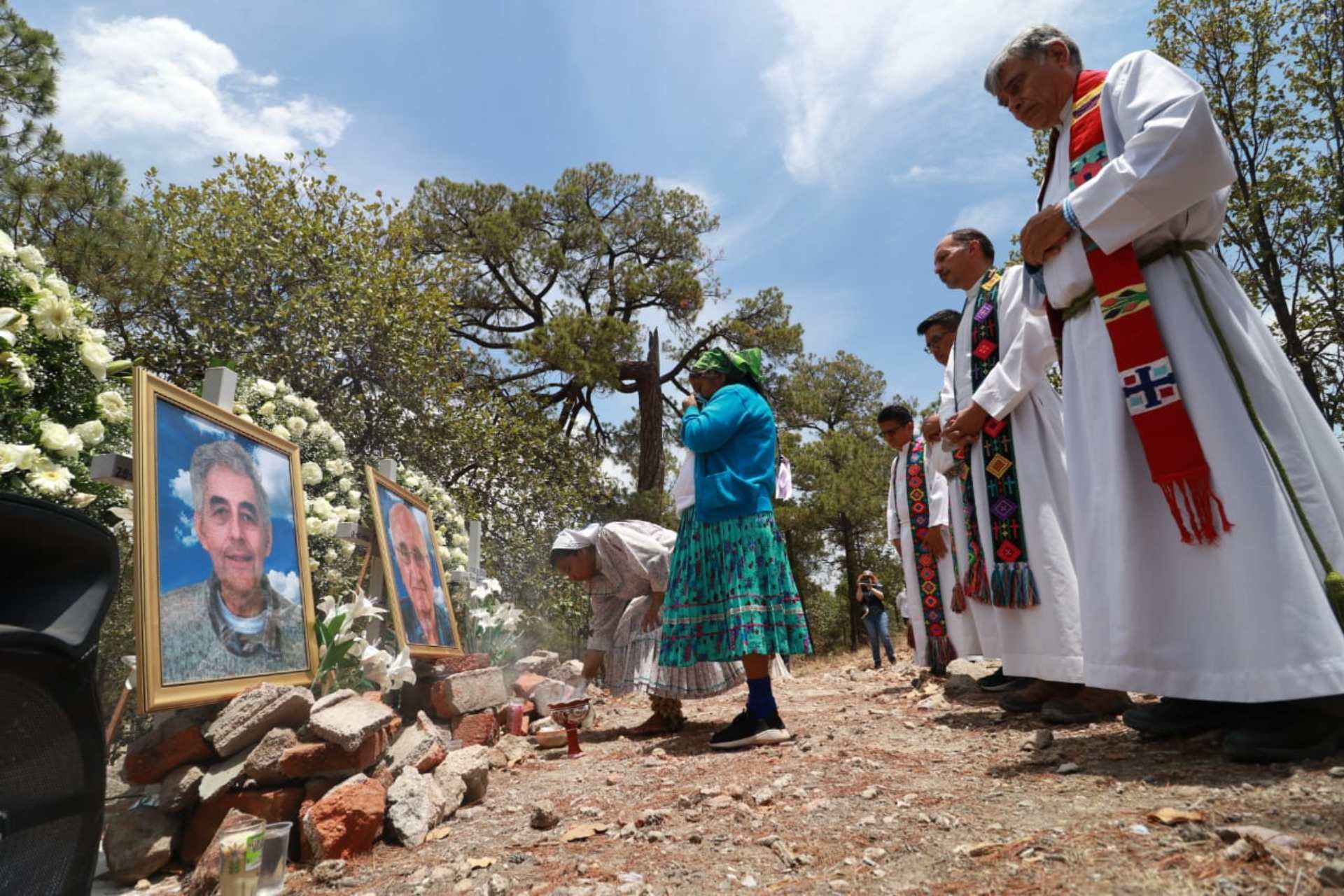 Iglesias repicarán campanas a un año del asesinato de dos sacerdotes jesuitas y un guía de turistas en Chihuahua Iglesias repicarán campanas a un año del asesinato de dos sacerdotes jesuitas y un guía de turistas en Chihuahua