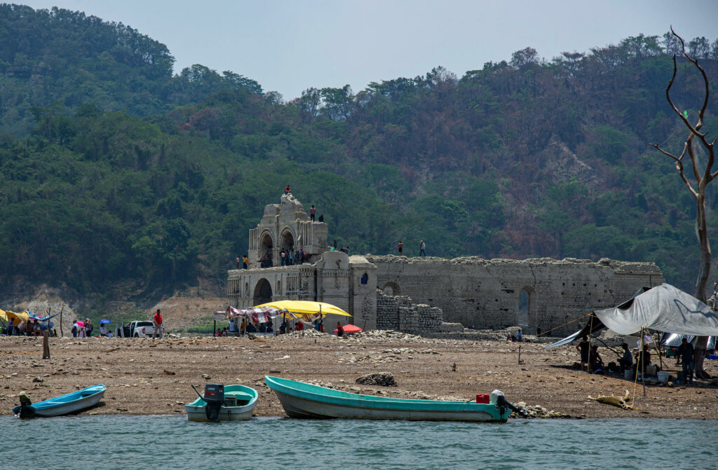Sequía y ola de calor dejan al descubierto un templo sumergido en Chiapas - tecpatan-chiapas-iglesia-presa-malpaso-2-1024x671