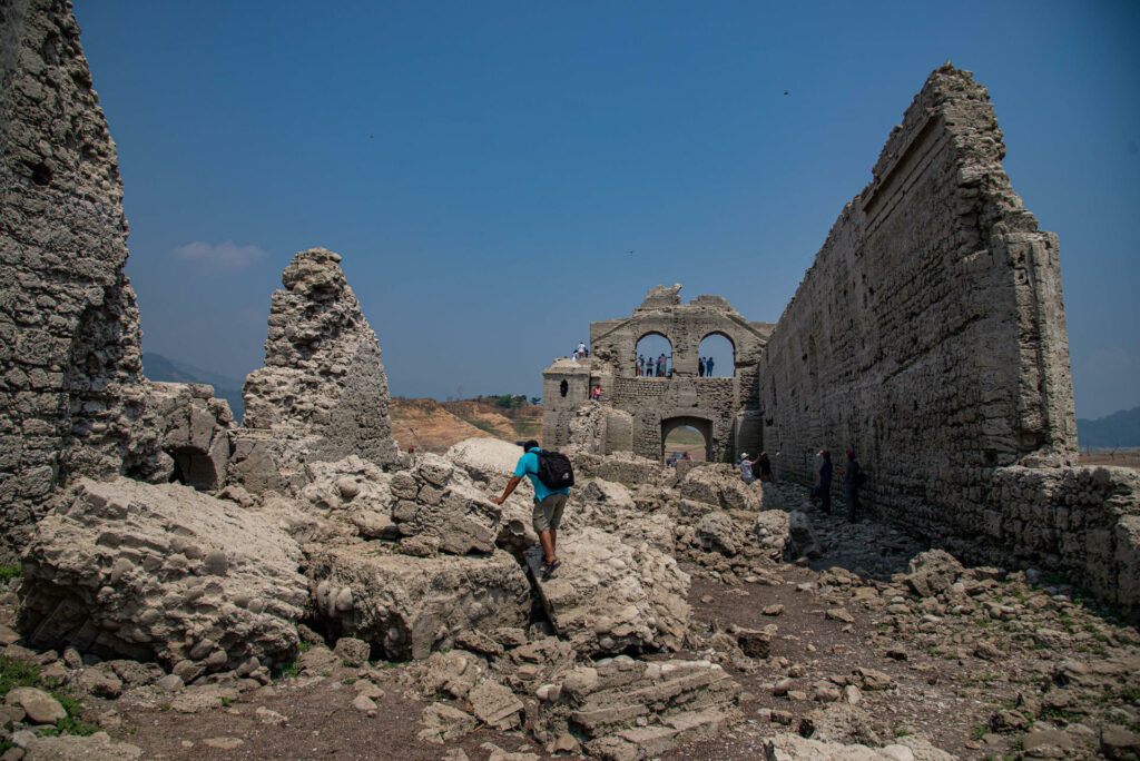 Sequía y ola de calor dejan al descubierto un templo sumergido en Chiapas - tecpatan-chiapas-iglesia-presa-malpaso-3-1024x684