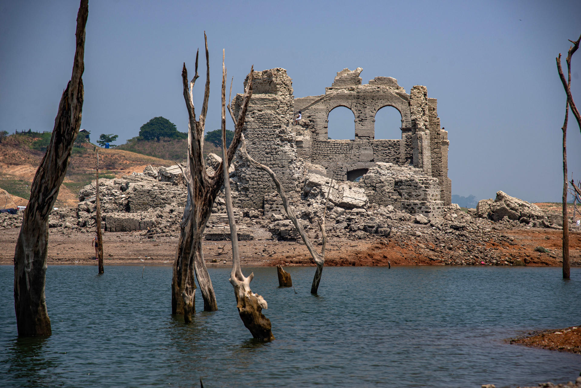 Sequía y ola de calor dejan al descubierto un templo sumergido en Chiapas Sequía y ola de calor dejan al descubierto un templo sumergido en Chiapas