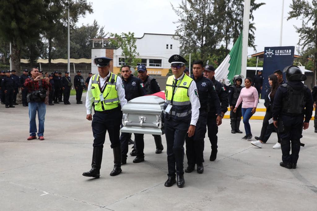 Rinden homenaje a policías muertos en asesinato de Hipólito Mora Rinden homenaje a policías muertos en asesinato de Hipólito Mora