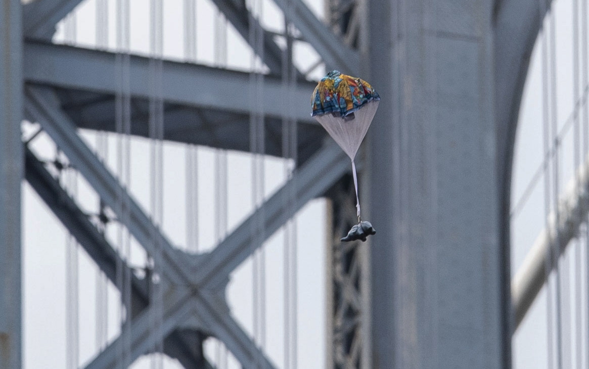 „Deszcz” w postaci zabawkowych słoni ze spadochronem ożywia dzielnicę Dumbo w Nowym Jorku