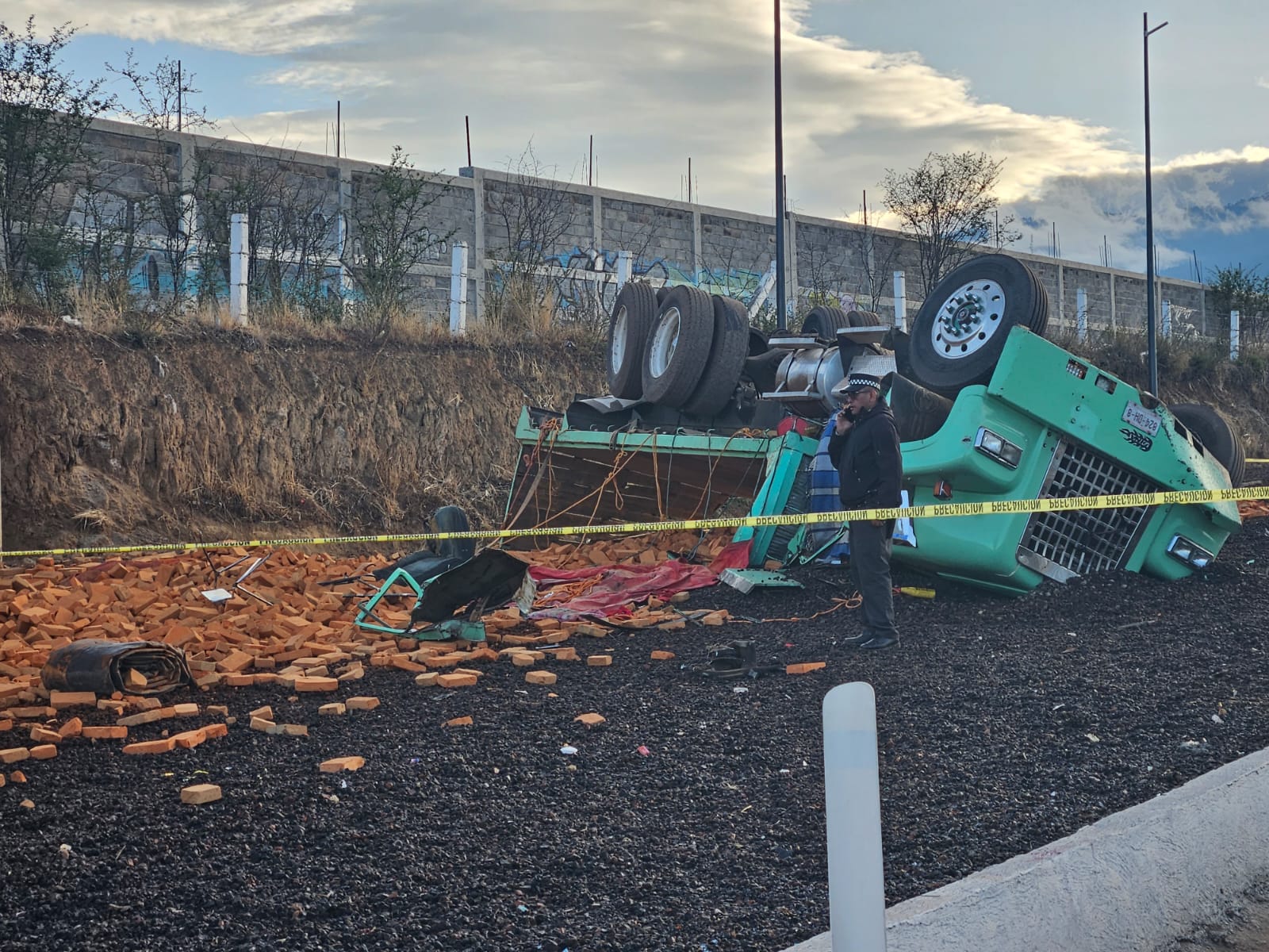 Camión vuelca sobre la México-Puebla; una persona murió