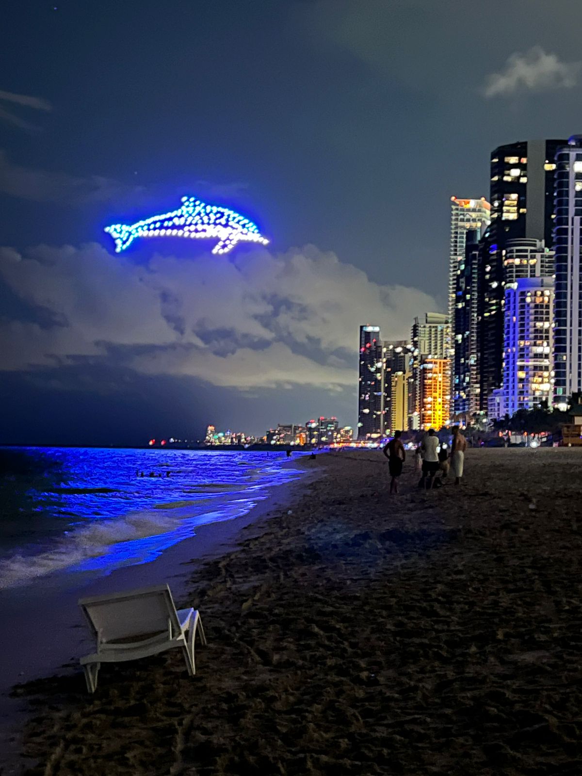 200 drones iluminan el cielo en Sunny Isles Beach