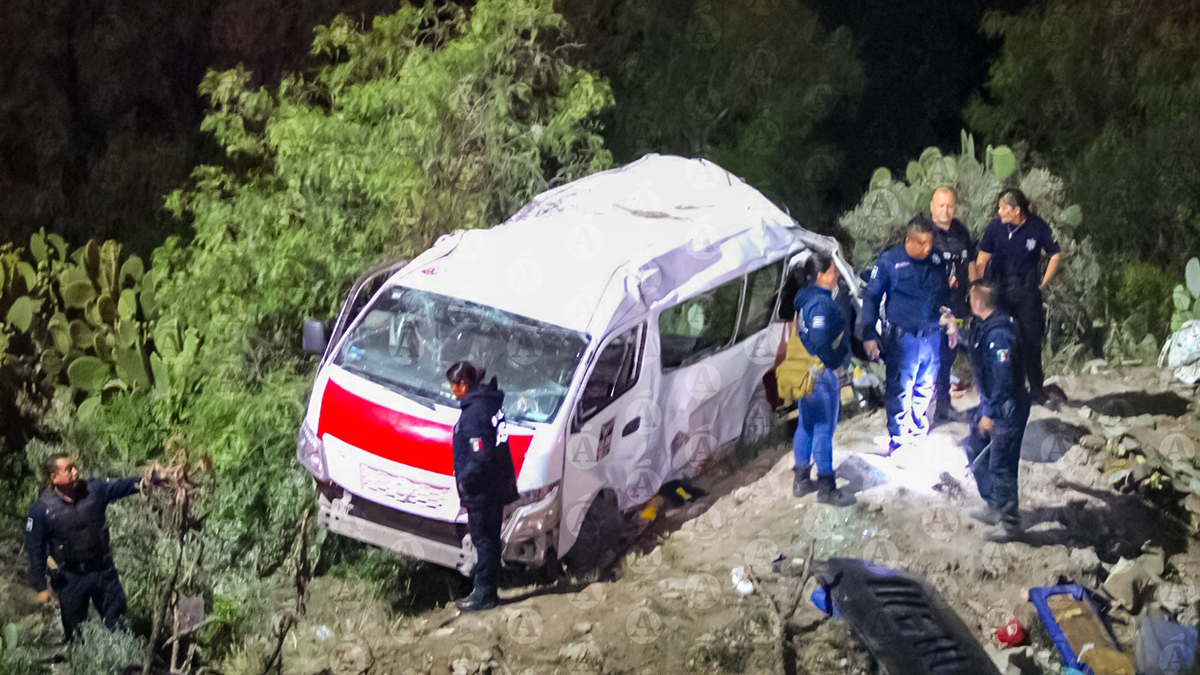 Camioneta cae a barranco en Hidalgo; hay dos muertos Camioneta cae a barranco en Hidalgo; hay dos muertos