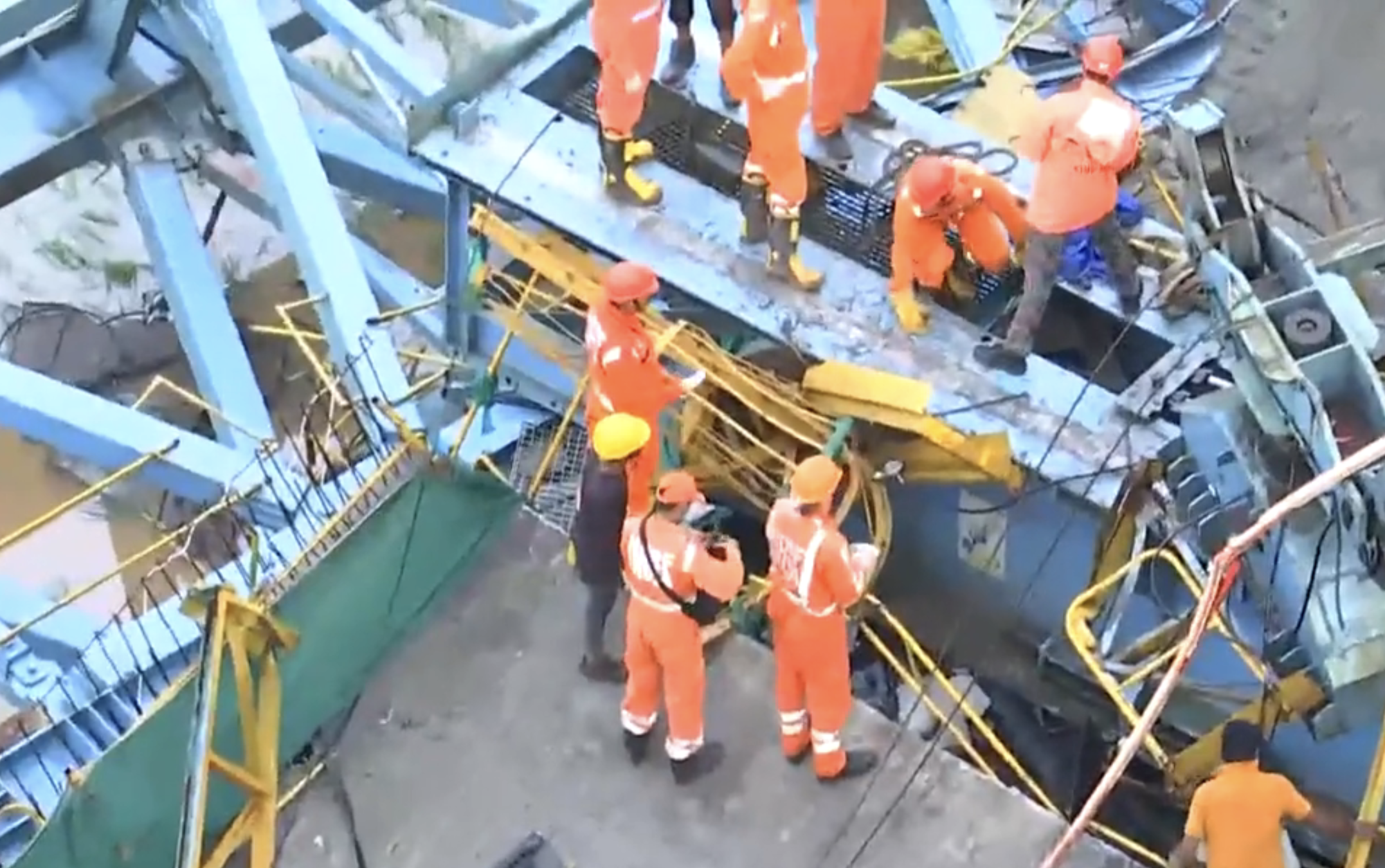 Al menos 17 muertos al caer una grúa en una autopista en el oeste de la India Al menos 17 muertos al caer una grúa en una autopista en el oeste de la India