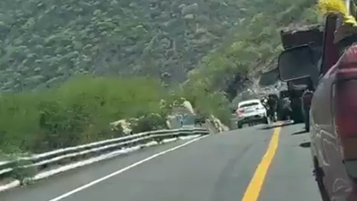 #Video Delincuentes armados asaltan a conductores en la Autopista Siglo XXI