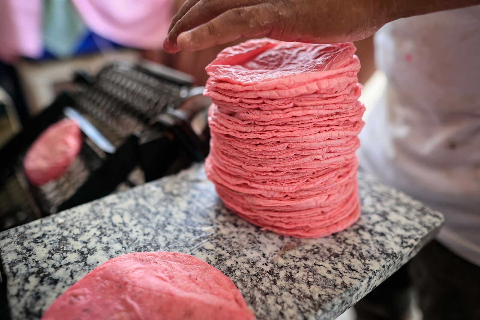 El furor por “Barbie” tiñó de rosa los tacos y las tortillas de México