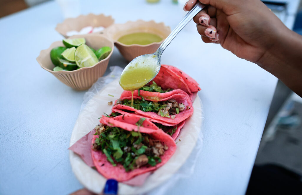 Furor por 'Barbie' tiñe de rosa los tacos y las tortillas en México - barbie1-1024x662