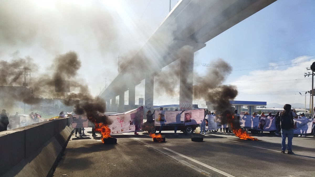 #Video Familiares de desaparecidos bloquean la México-Toluca #Video Familiares de desaparecidos bloquean la México-Toluca