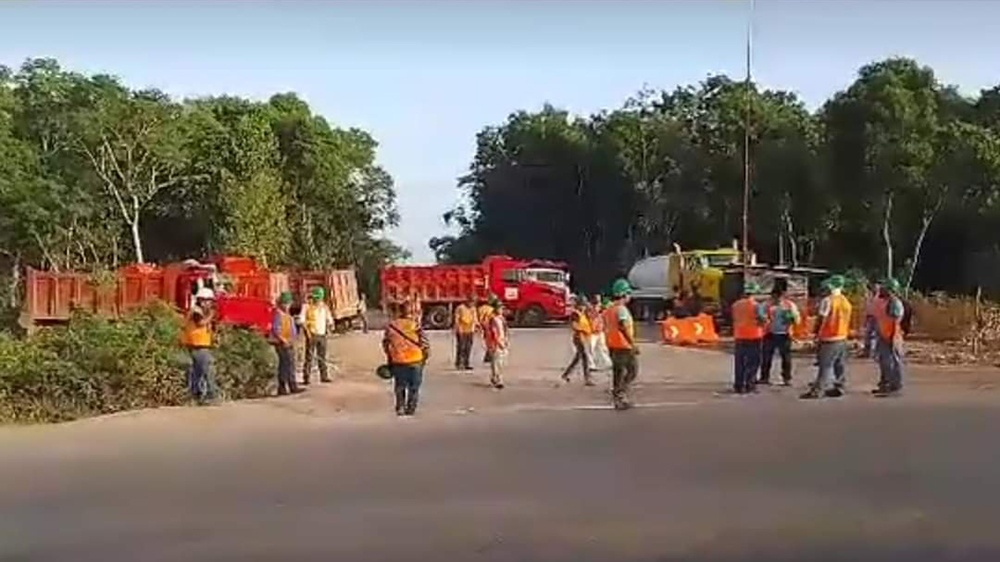 Trabajadores bloquean accesos a obras del Tren Maya; acusan malos tratos Trabajadores bloquean accesos a obras del Tren Maya; acusan malos tratos