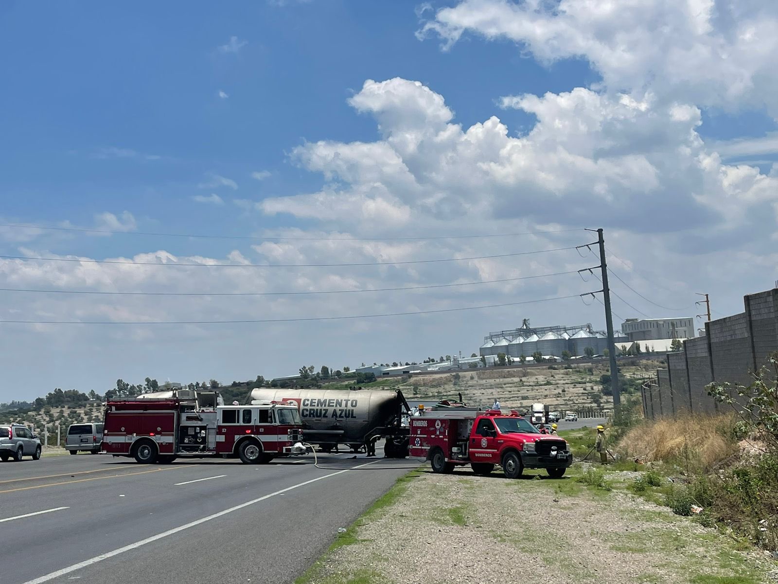 Se registran bloqueos en los Altos de Jalisco con vehículos incendiados Se registran bloqueos en los Altos de Jalisco con vehículos incendiados