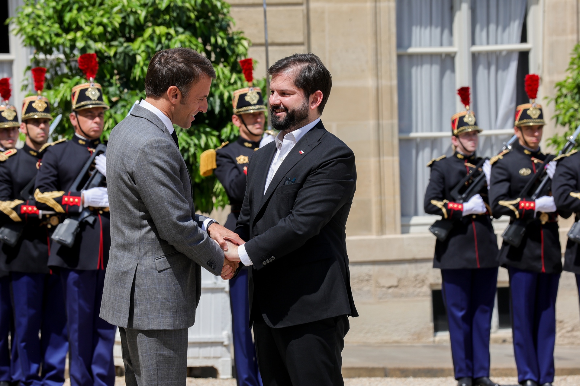 Boric sintoniza con Macron y homenajea en París a los exiliados chilenos del golpe del 73