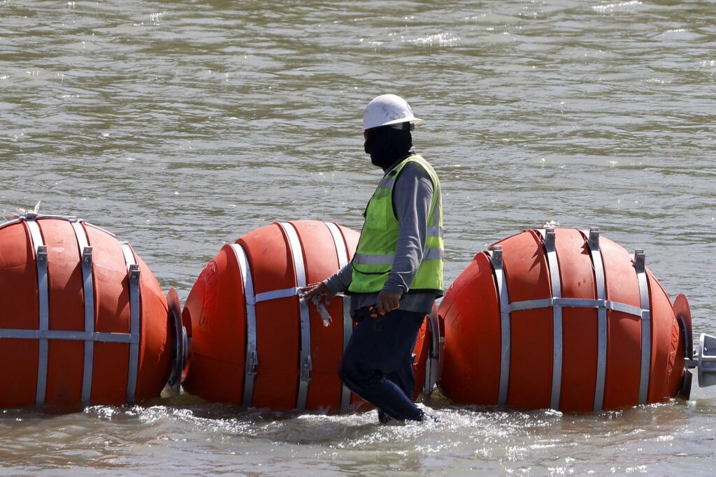 Texas seguirá la pelea para mantener la barrera de boyas en el río Bravo - boyas-texas-eagle-pass-rio-bravo-1024x683