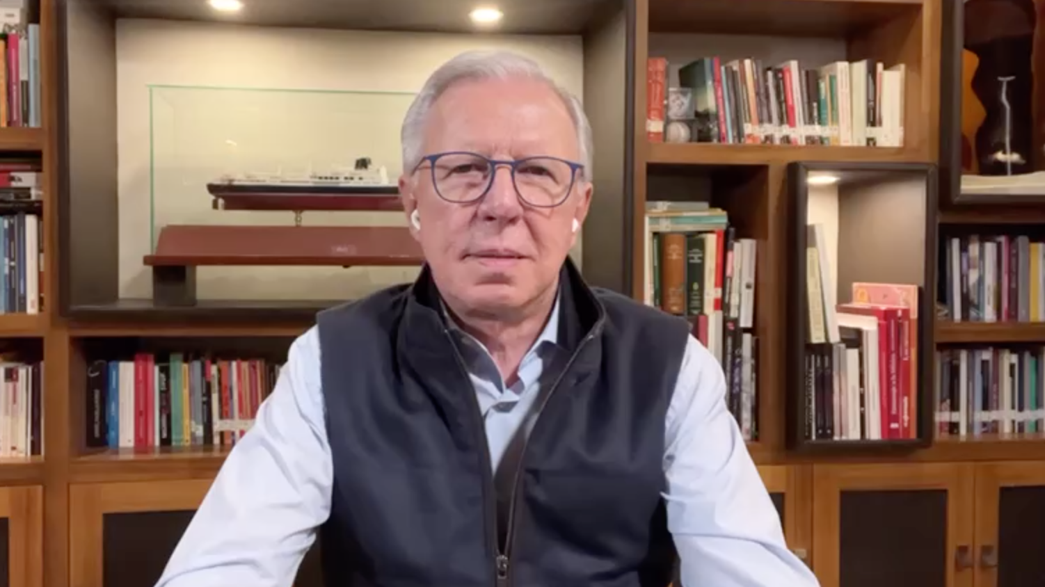 Ebrard: abrazos y también madrazos