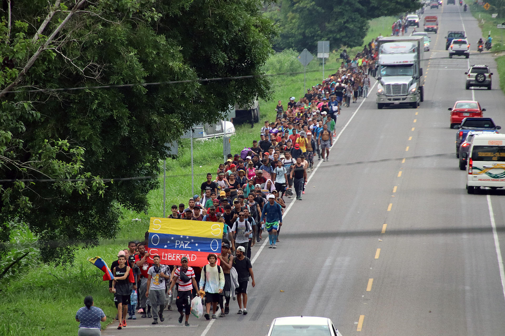 Sale la primera caravana migrante de venezolanos desde Tapachula