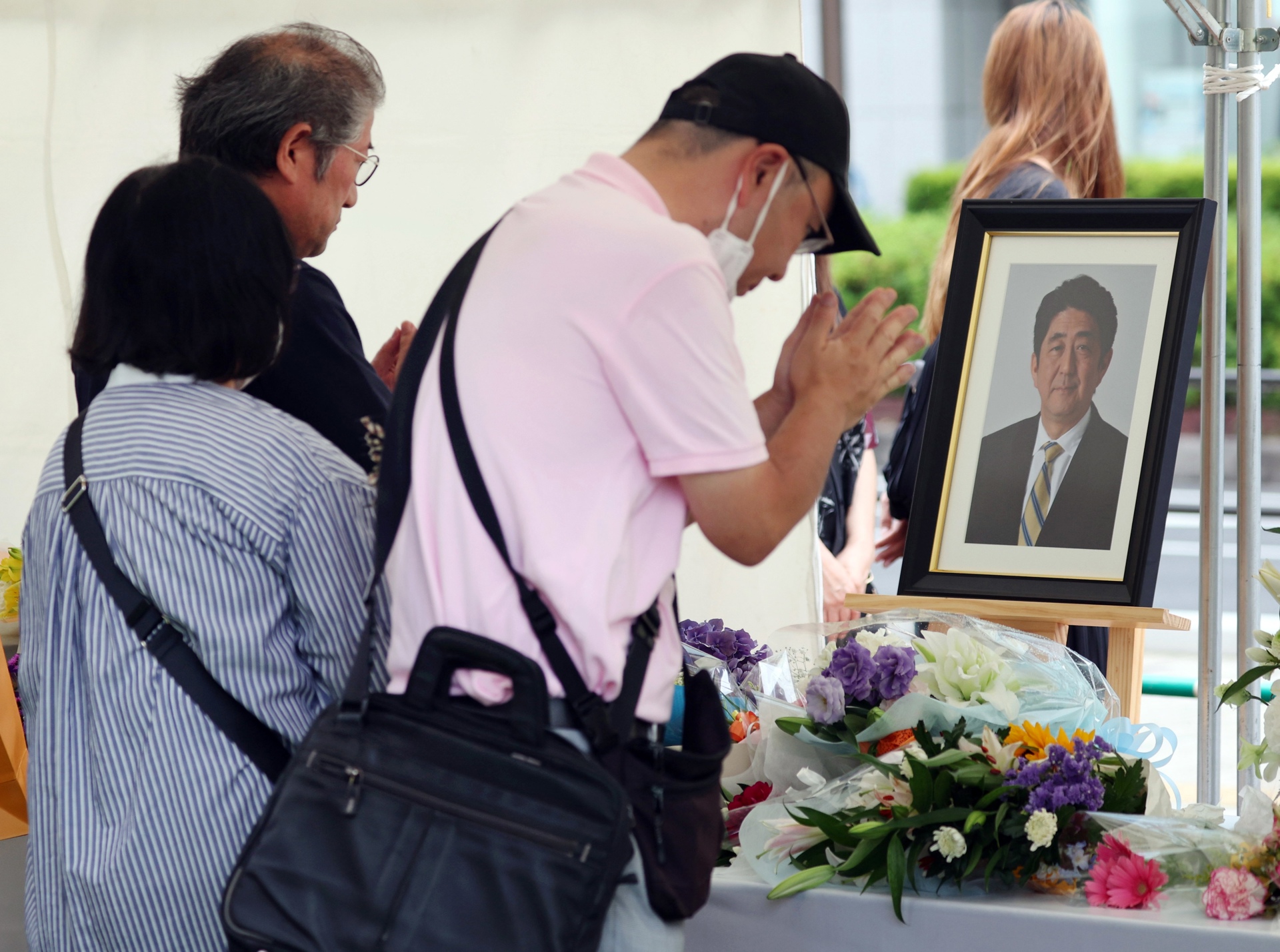 Cientos de japoneses rinden tributo a Shinzo Abe un año después de su asesinato
