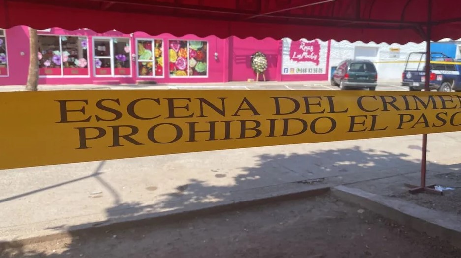 Dejan corona fúnebre y una caja con genitales en una florería de Los Mochis, Sinaloa