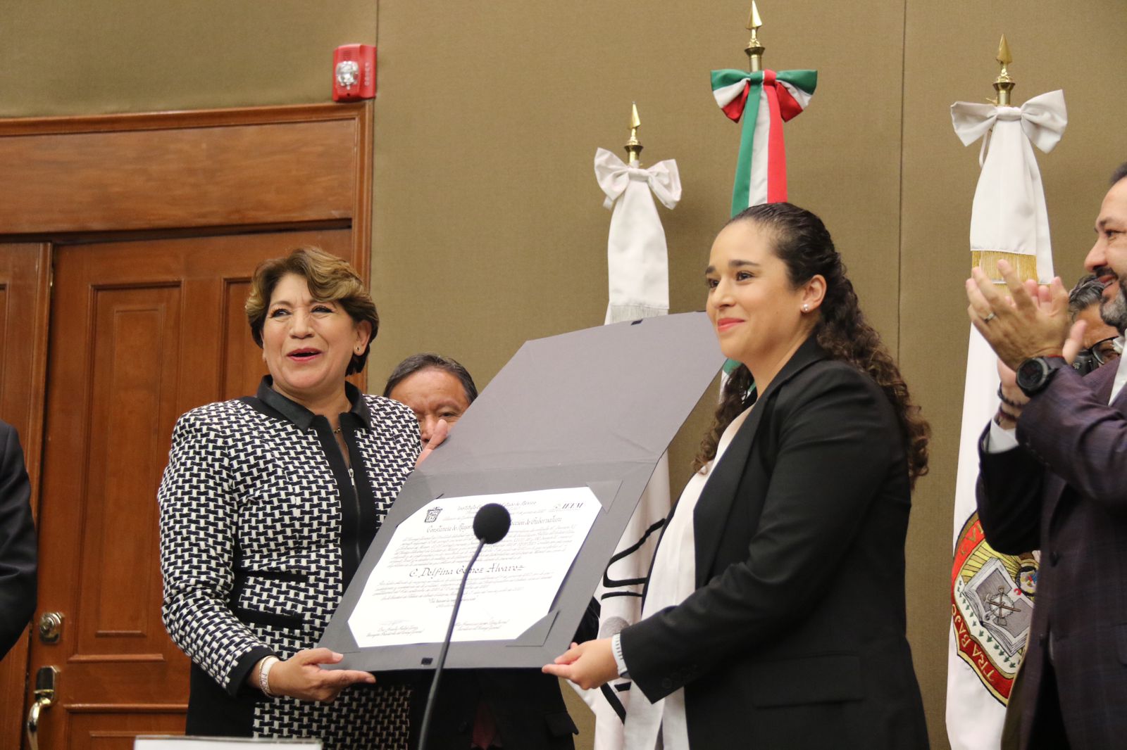 Delfina Gómez recibe constancia de mayoría como gobernadora del Edomex Delfina Gómez recibe constancia de mayoría como gobernadora del Edomex