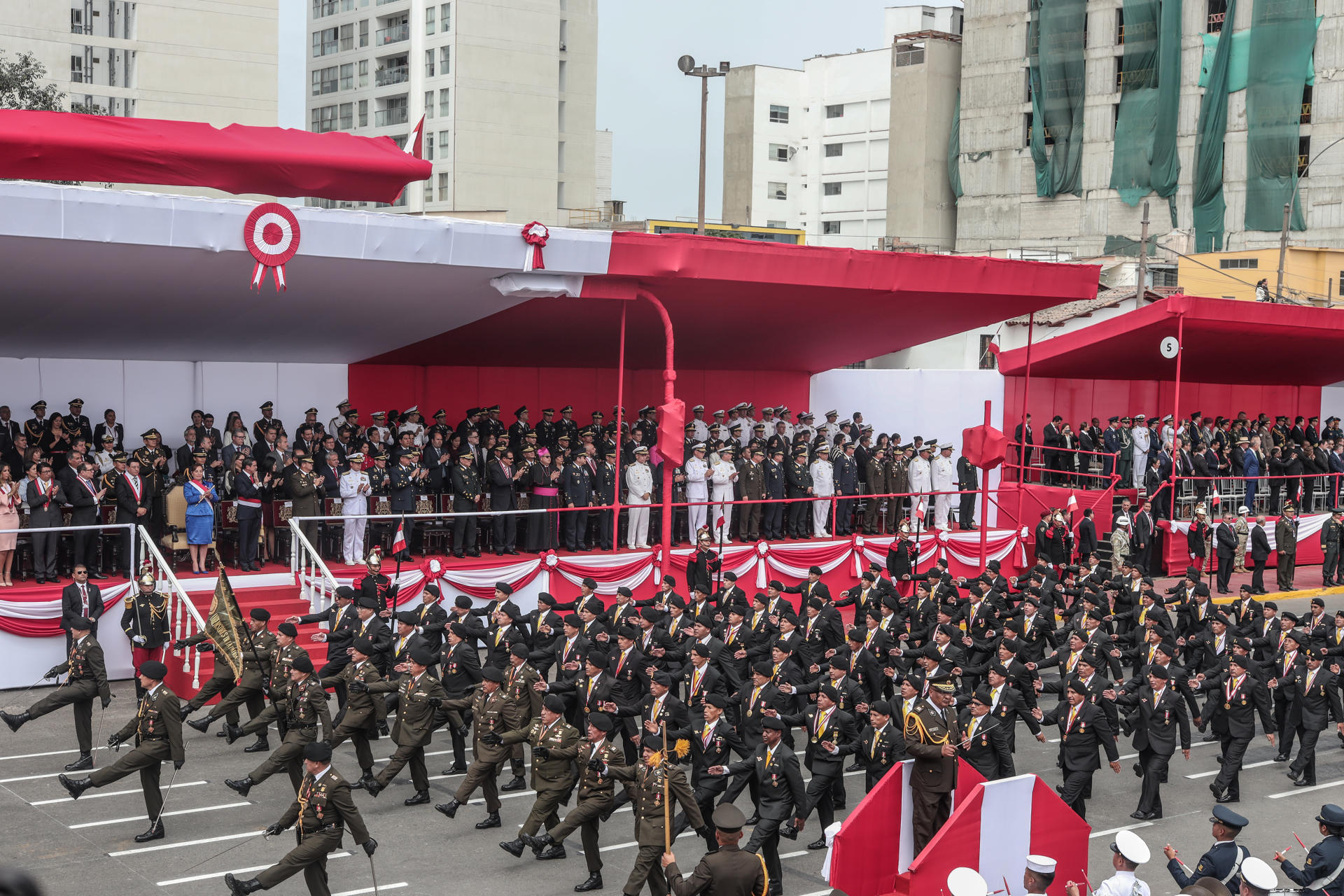 Desfile cívico militar por la Independencia atrae a miles de peruanos a las calles de Lima