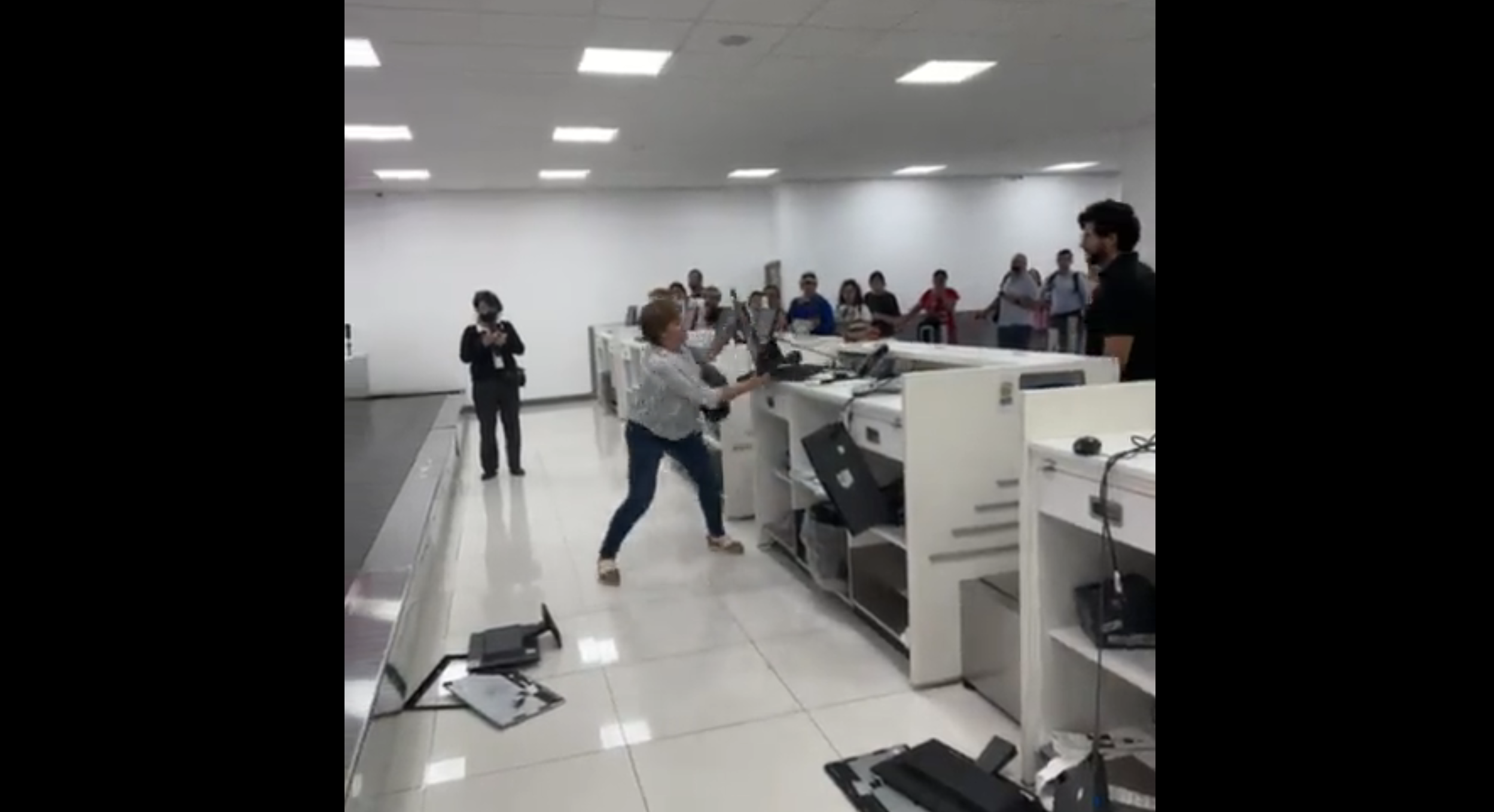 Detienen a mujer que destruyó computadoras en mostrador de Volaris en el AICM