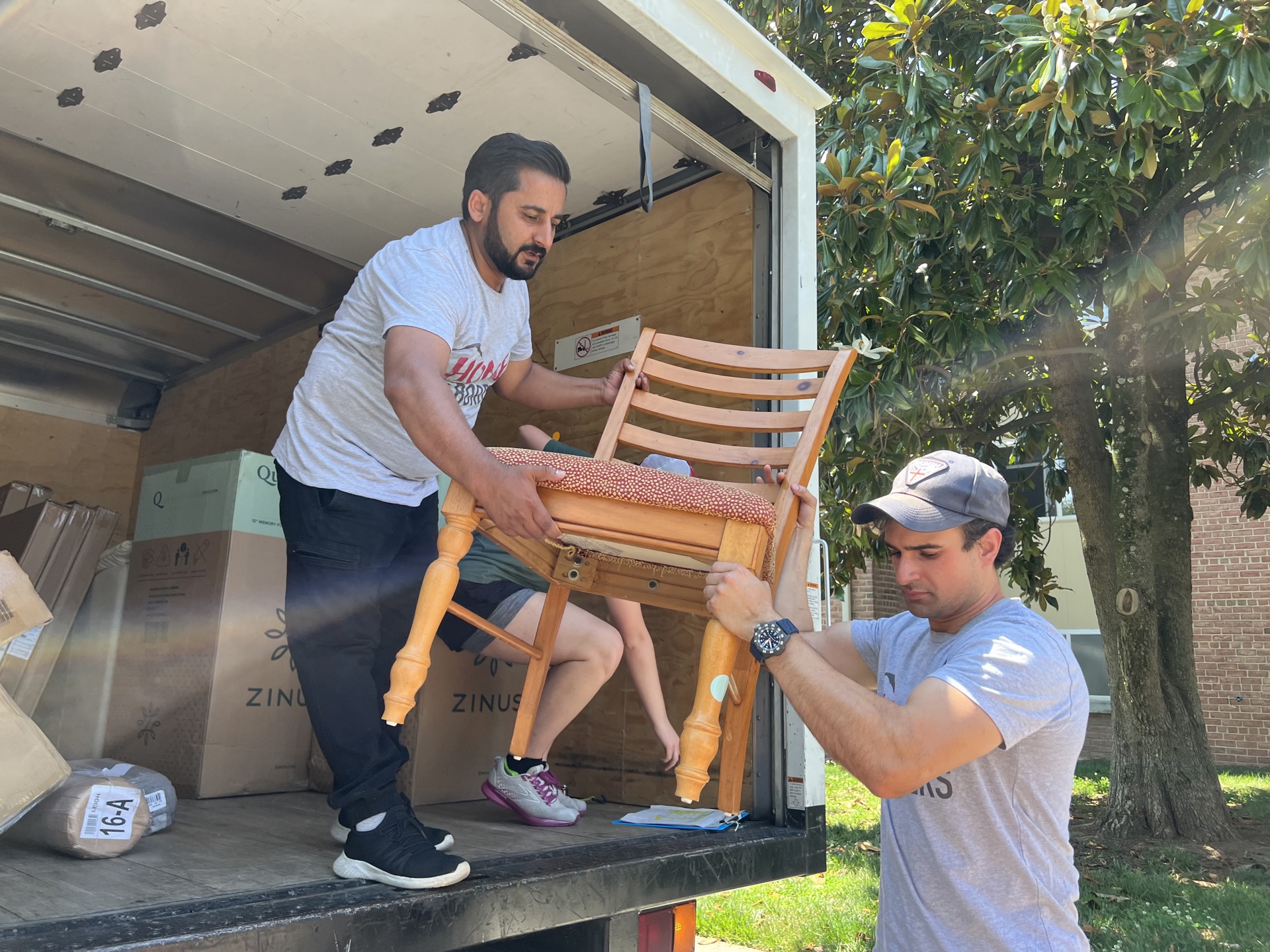 El afgano que pasó de ayudar a soldados de EE.UU. a refugiados de su país