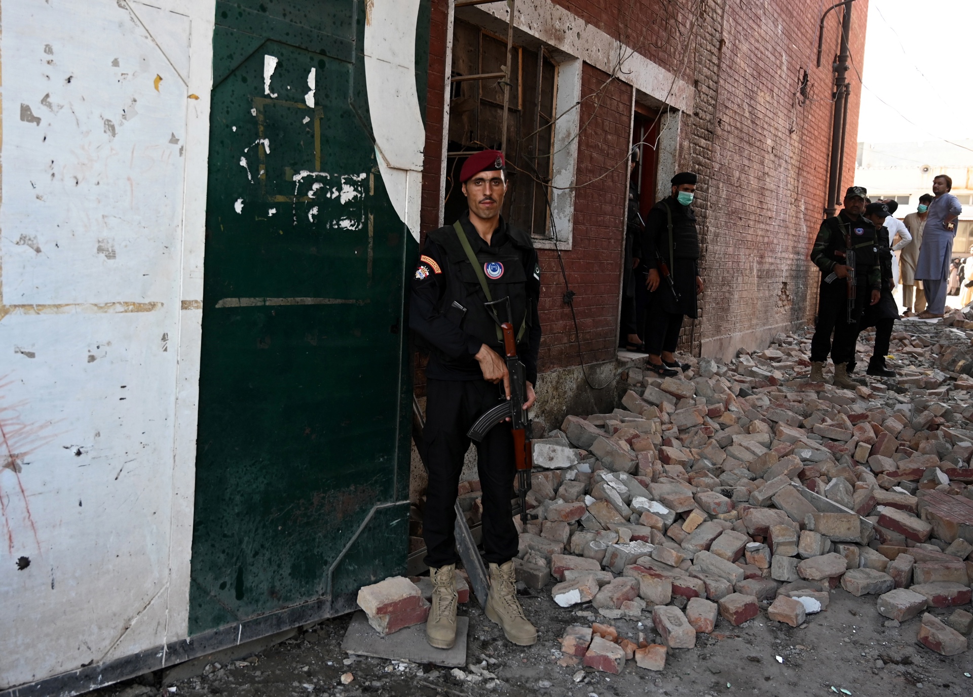 Elevan a 6 los muertos en un atentado suicida en un recinto policial en Pakistán