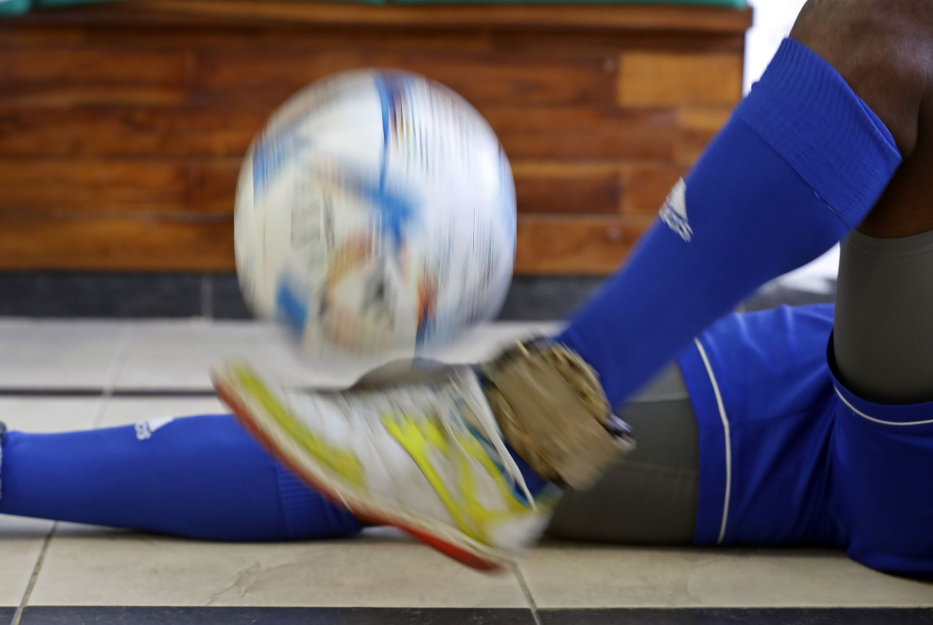 Exfutbolista cubano Erick Hernández impone nuevo récord mundial de dominio del balón sentado