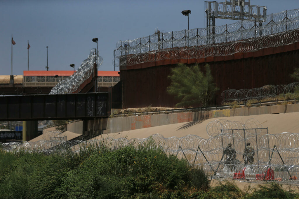 Texas refuerza barricada de alambre pese a orden del Gobierno de EE.UU. para retirarla - guardia-nacional-de-texas-refuerza-barricada-de-alambre-en-la-frontera-con-mexico-1024x683