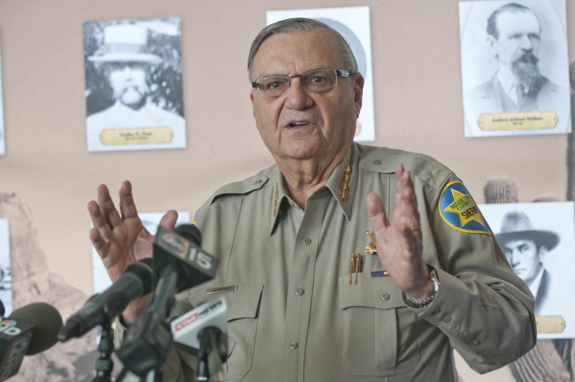 Polémico exalguacil Joe Arpaio demanda a Marcelo Ebrard por difamación