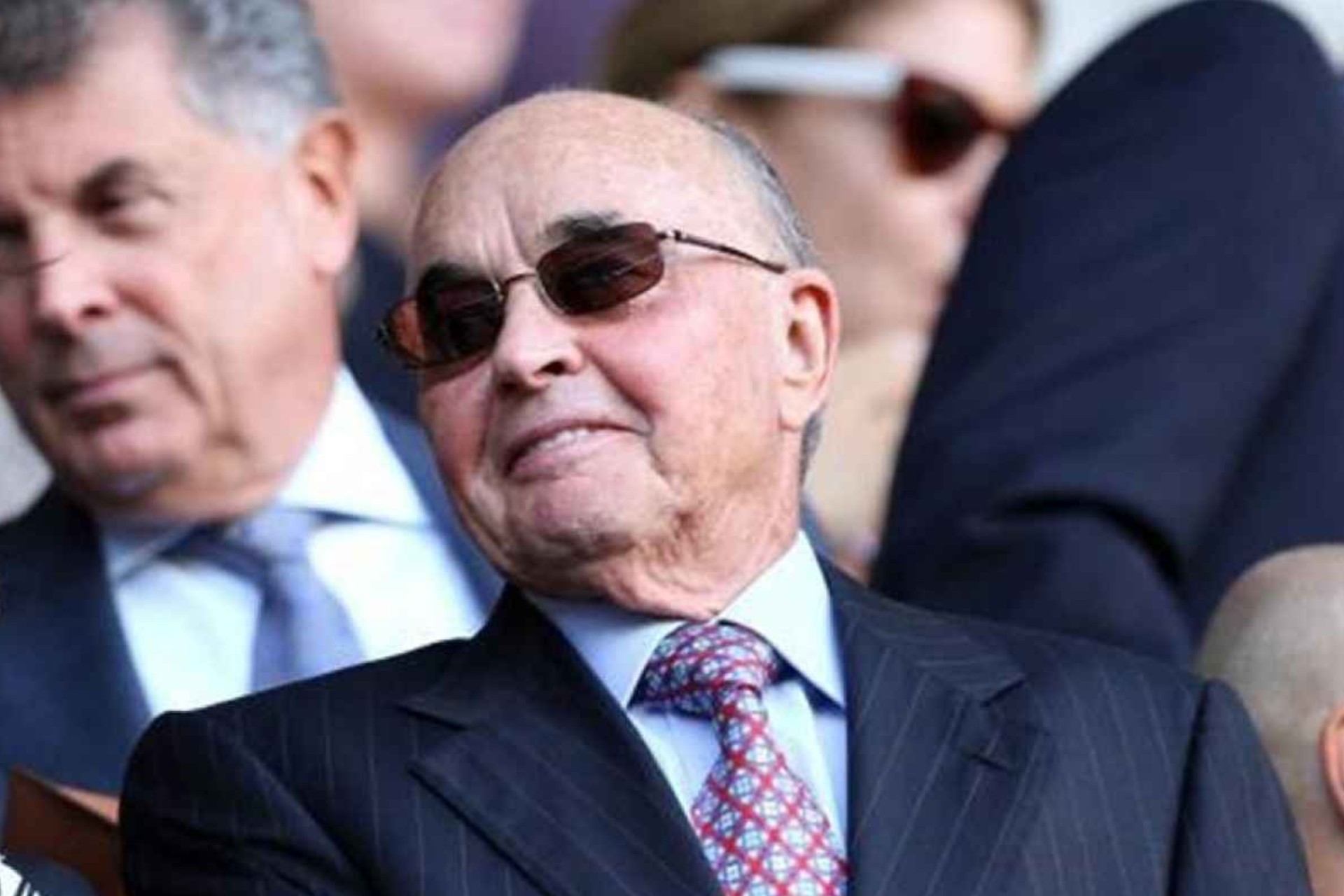 Joe Lewis, propietario del Tottenham, se entrega a autoridades de EE.UU.