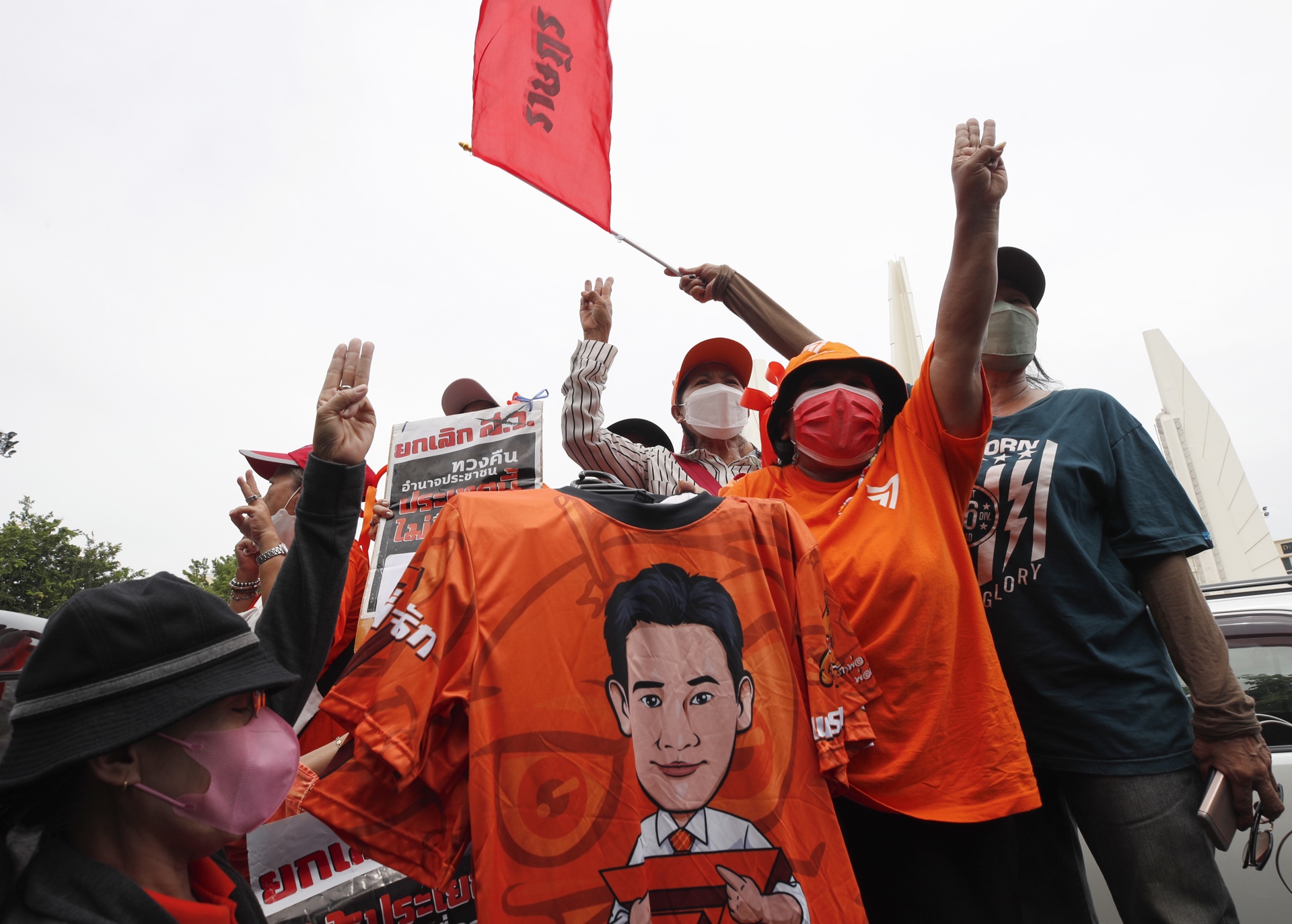 Los tailandeses protestan en las calles e Internet contra el Senado no electo