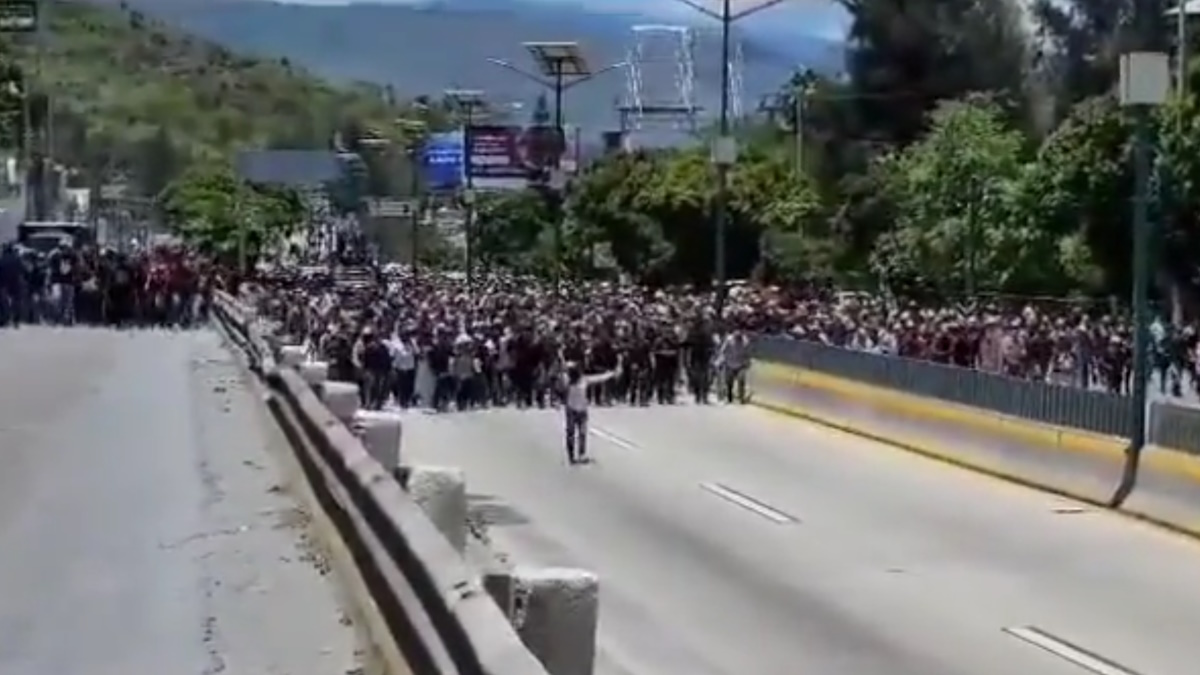 Manifestantes en Chilpancingo exigen mesa de diálogo con gobernadora Evelyn Salgado Manifestantes en Chilpancingo exigen mesa de diálogo con gobernadora Evelyn Salgado