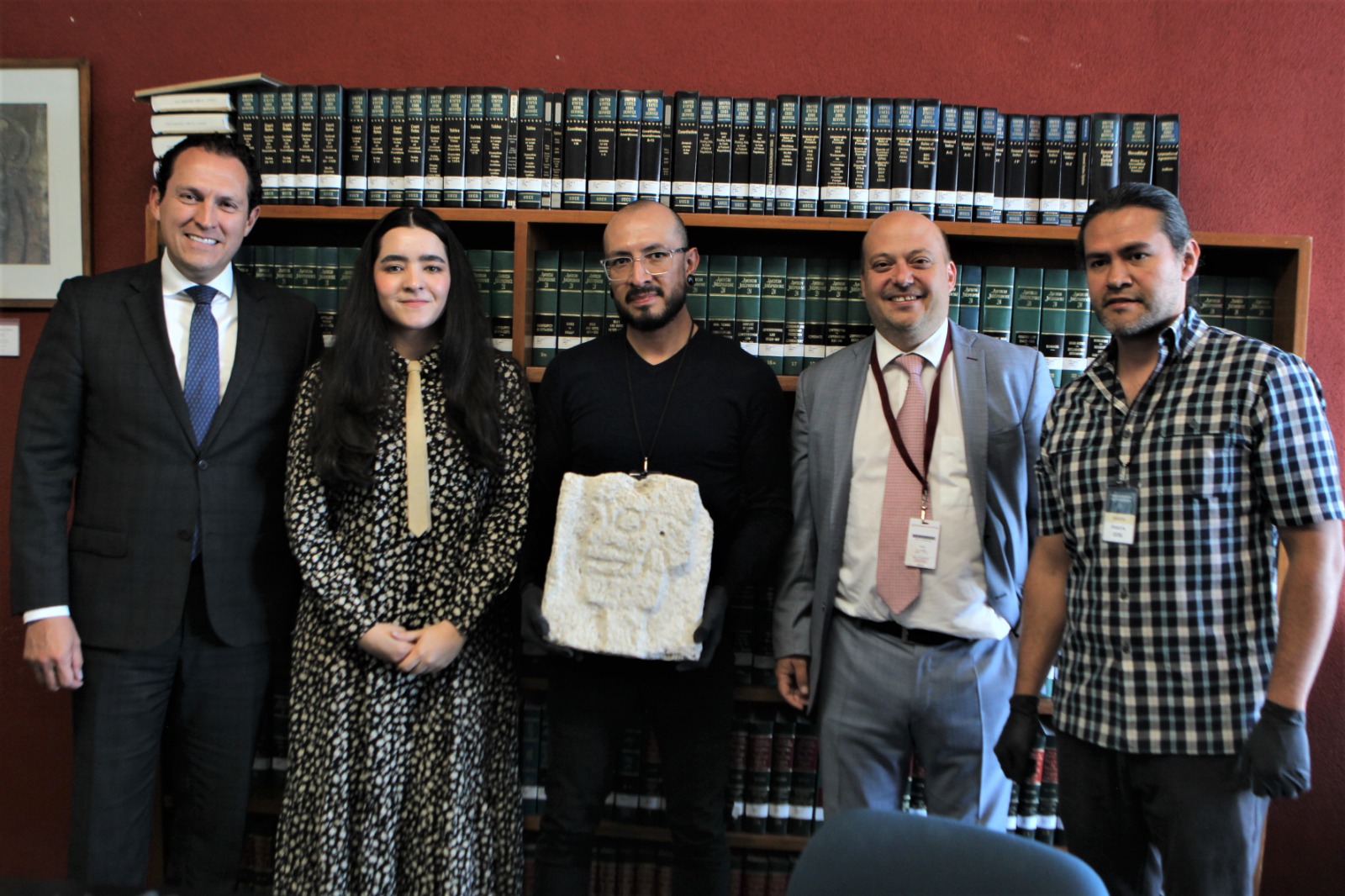 México recupera desde Alemania un relieve tallado en roca de estilo maya