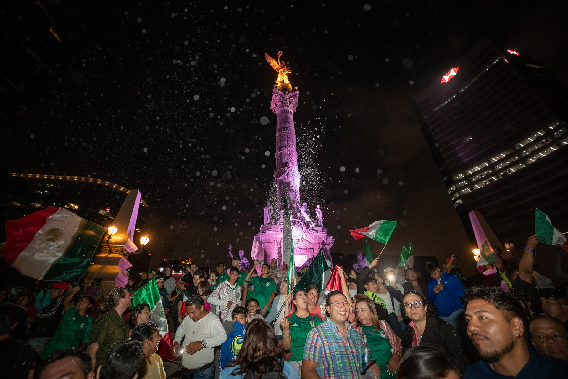Afición mexicana celebró título de Copa Oro en Ángel de la Independencia