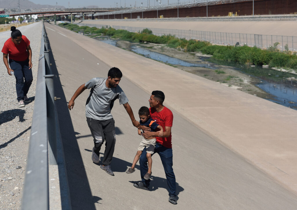 Migrantes desafían el alambre de púas en la frontera para pedir asilo a EE.UU. - migrantes-desafian-el-alambre-de-puas-en-la-frontera-para-pedir-asilo-a-eeuu-2-1024x724