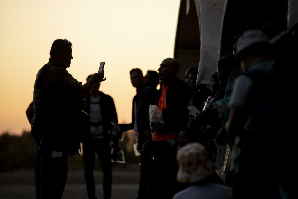 Detención de migrantes centroamericanos cae más del 50 % en EE.UU. y México en 2026