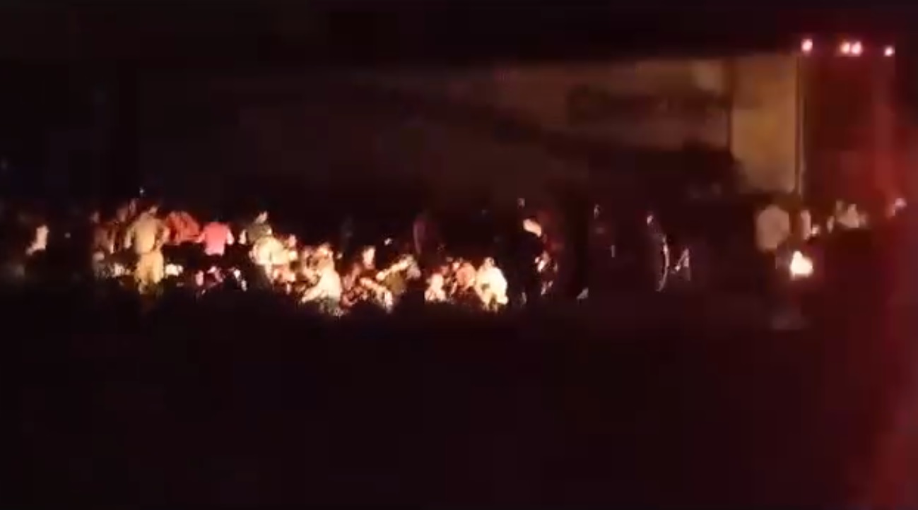 #Video Rescatan en Veracruz a cientos de migrantes abandonados en tráiler #Video Rescatan en Veracruz a cientos de migrantes abandonados en tráiler