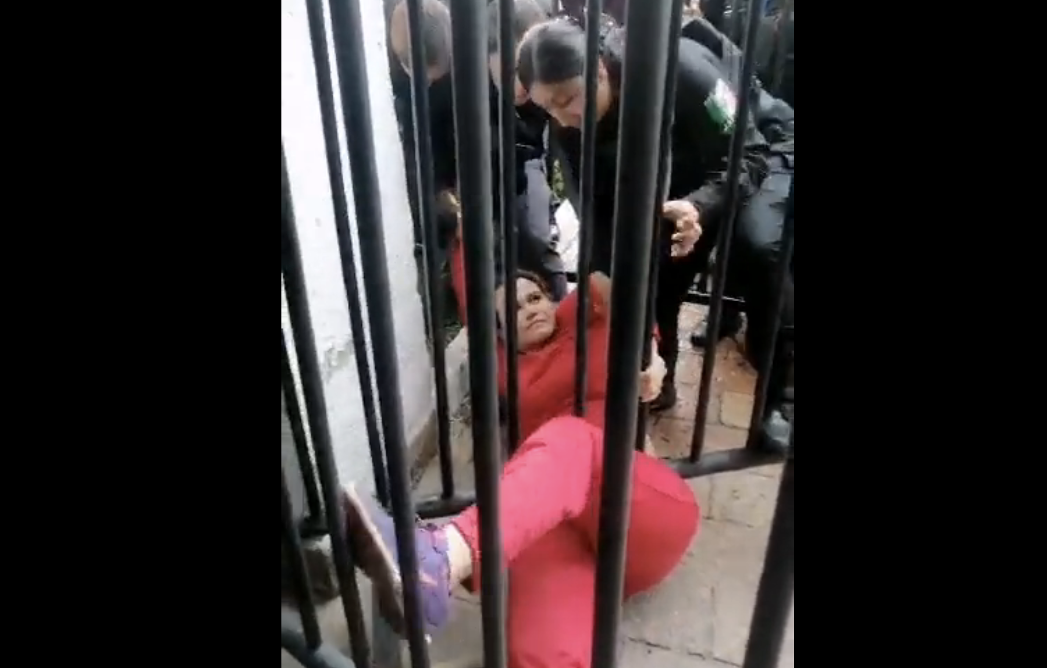 Seguridad de Casa Jalisco intenta desalojar a manifestante Seguridad de Casa Jalisco intenta desalojar a manifestante