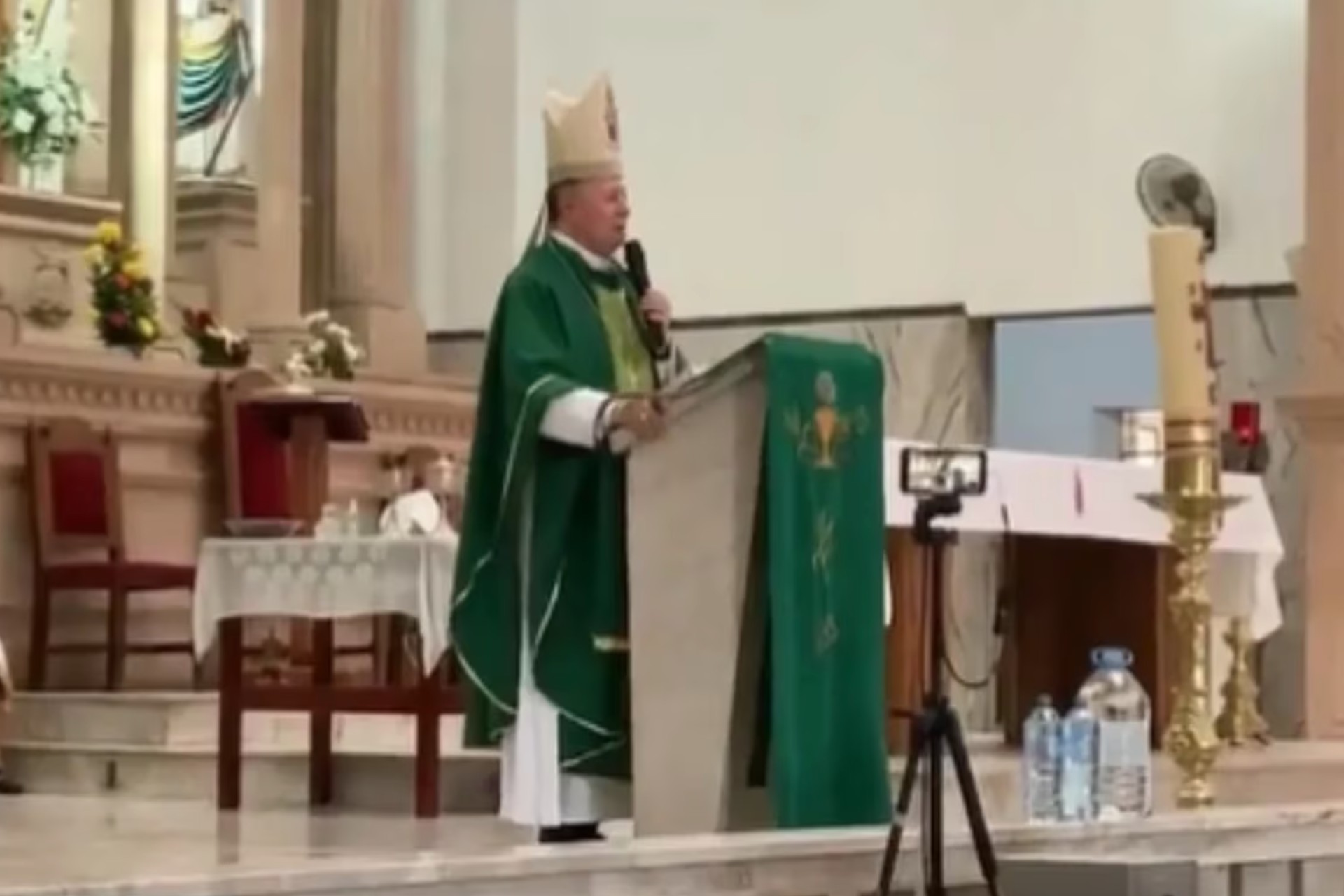 “Si quieren hacer política, que dejen la sotana”: Bedolla al obispo de Apatzingán tras críticas a AMLO