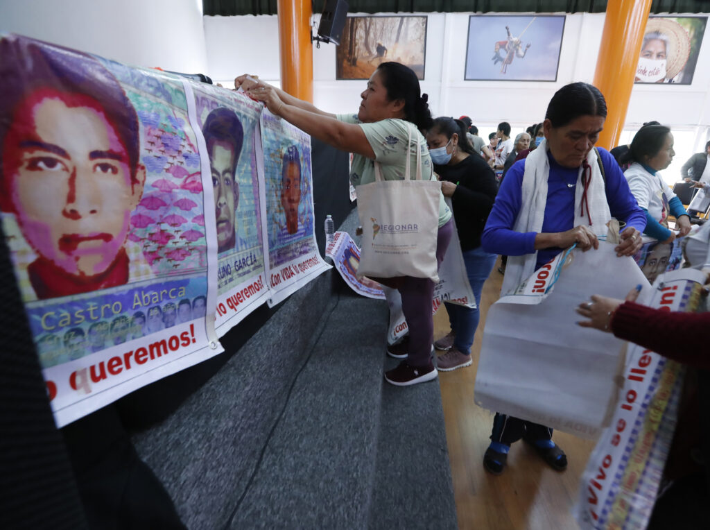 Padres de estudiantes de Ayotzinapa exigen reunirse con el presidente de México - padres-de-estudiantes-de-ayotzinapa-exigen-reunirse-con-el-presidente-de-mexico-2-1024x764