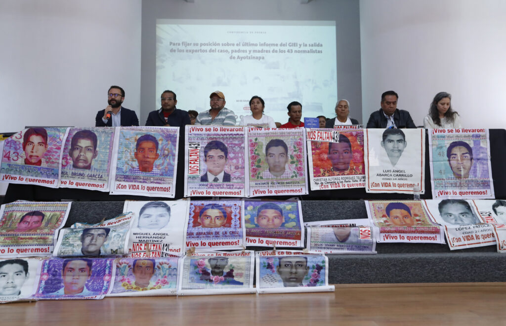 Padres de estudiantes de Ayotzinapa exigen reunirse con el presidente de México - padres-de-estudiantes-de-ayotzinapa-exigen-reunirse-con-el-presidente-de-mexico-3-1024x661