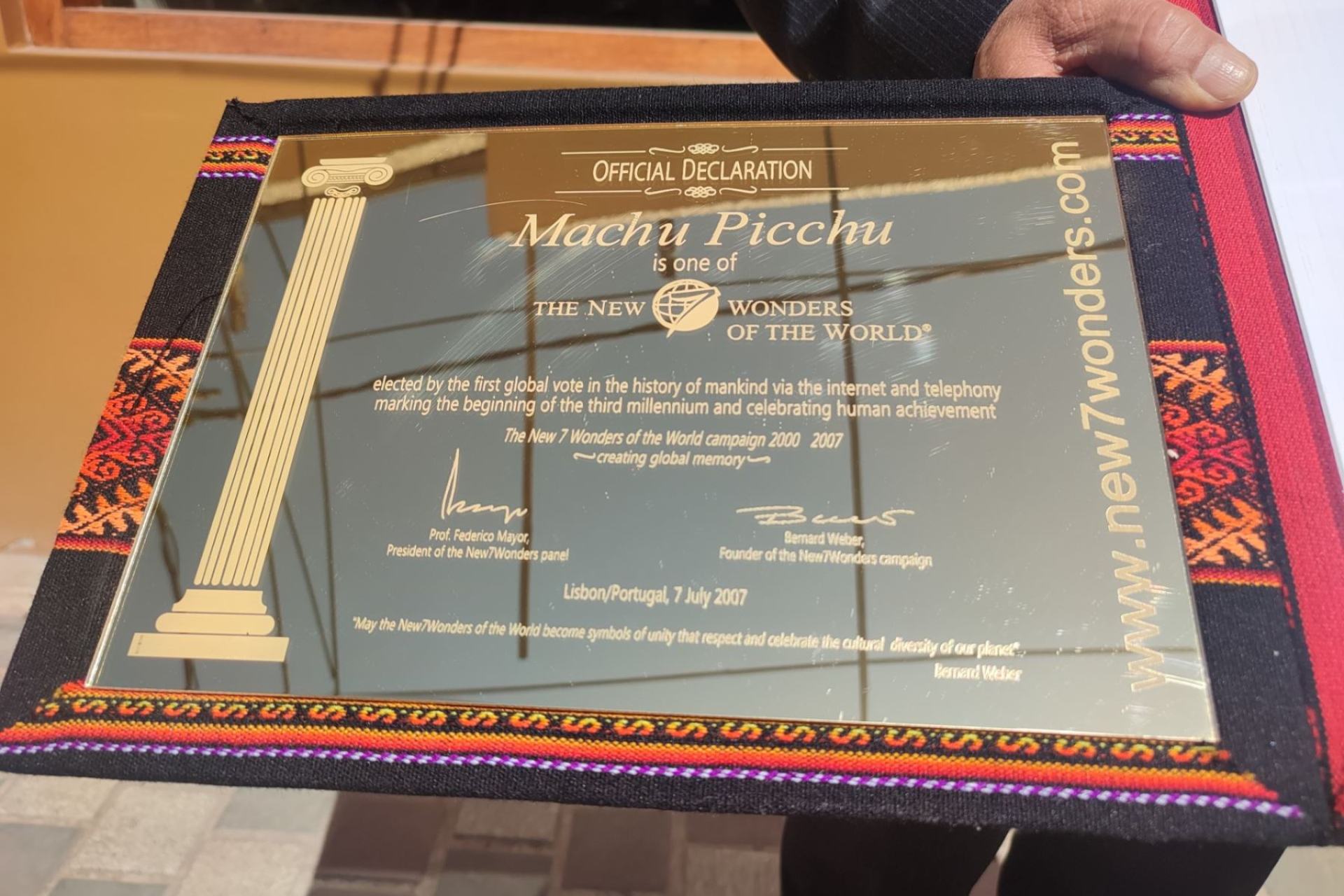 Aparece placa de oro perdida que declaró Machu Picchu como maravilla del mundo