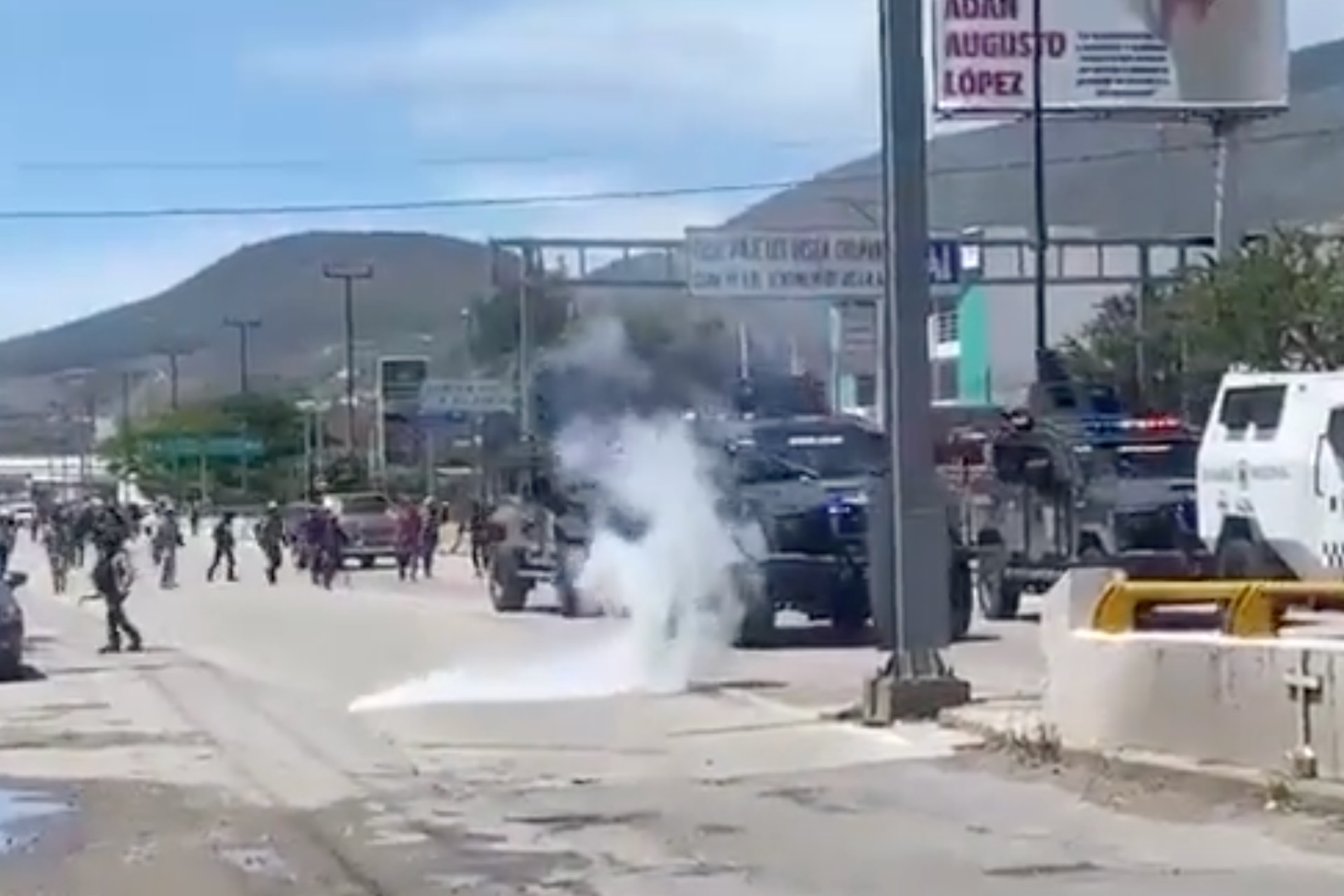 Pobladores repliegan a policías en Chilpancingo y bloquean carretera federal México-Acapulco y la Autopista del Sol Pobladores repliegan a policías en Chilpancingo y bloquean carretera federal México-Acapulco y la Autopista del Sol