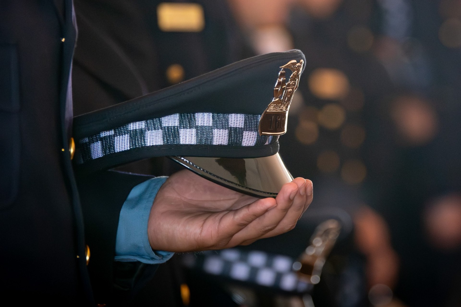 Investigan denuncias de abuso sexual de policías a migrantes en comisaría de Chicago