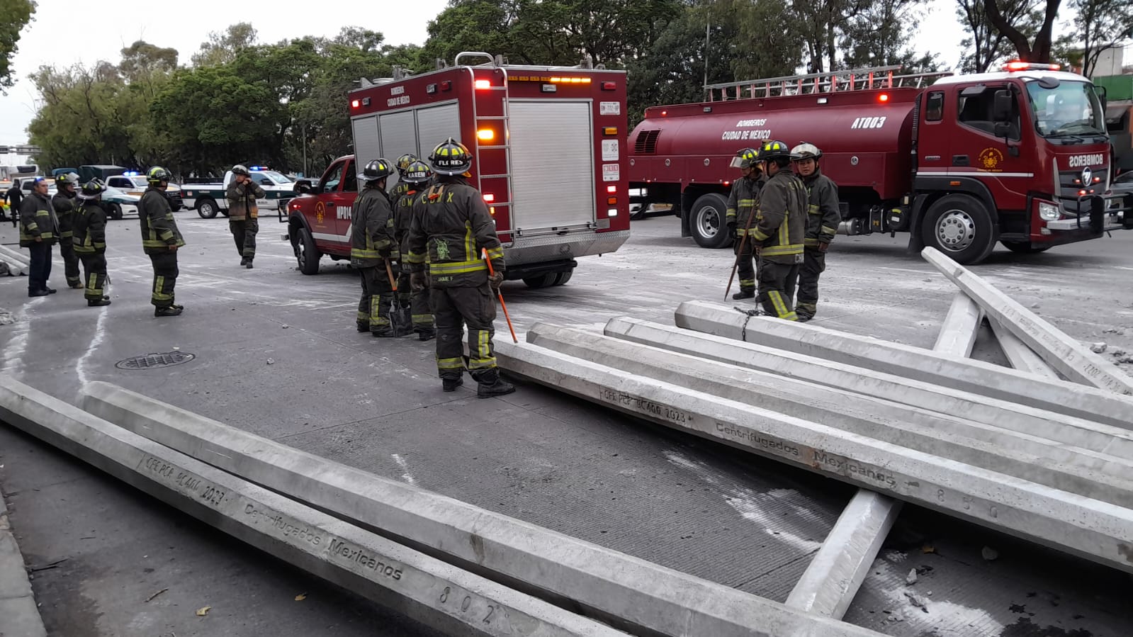 Tráiler tira 22 postes de concreto sobre Circuito Interior Tráiler tira 22 postes de concreto sobre Circuito Interior