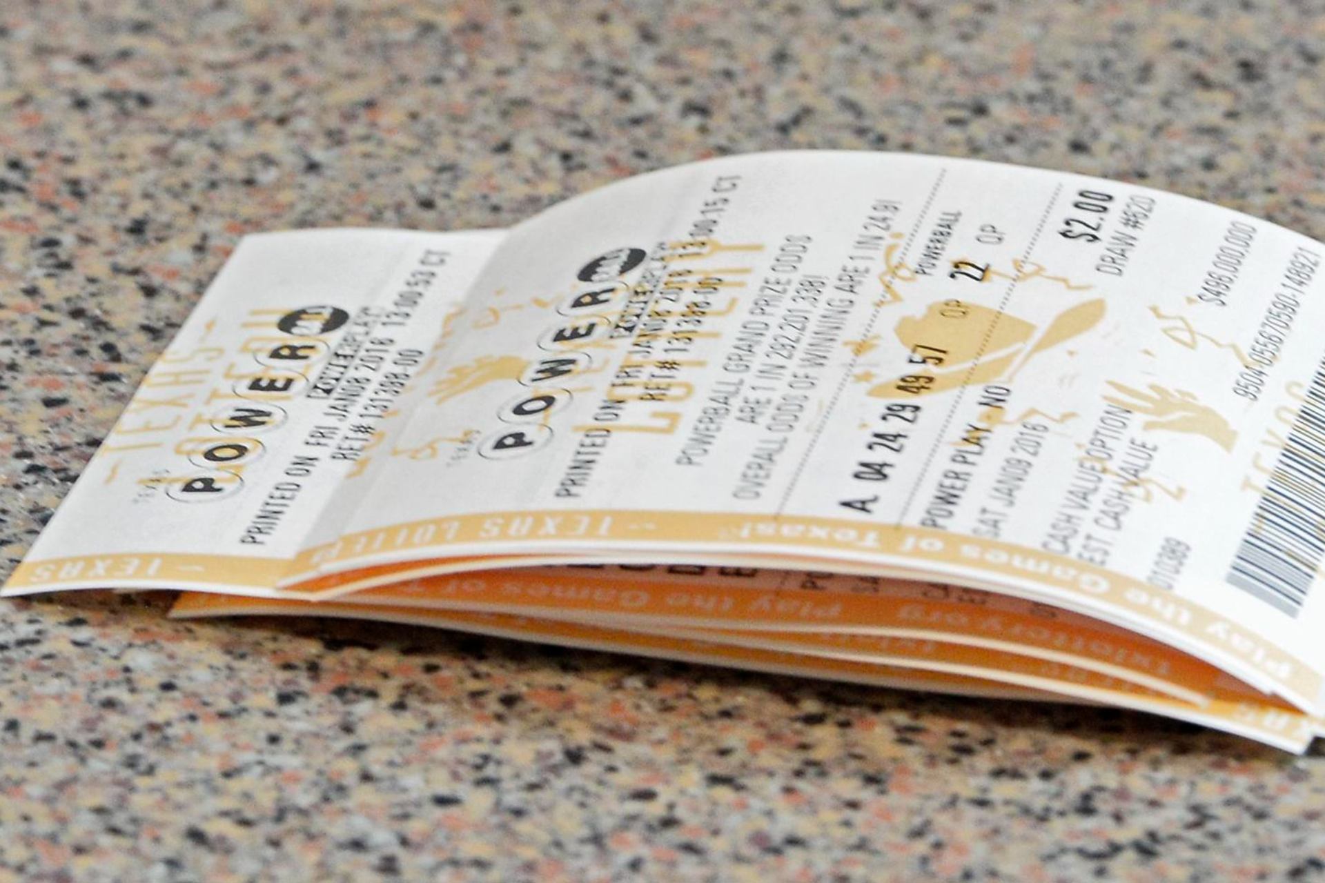 Una persona gana mil 80 mdd en tercer mayor Powerball de EE.UU. Una persona gana mil 80 mdd en tercer mayor Powerball de EE.UU.